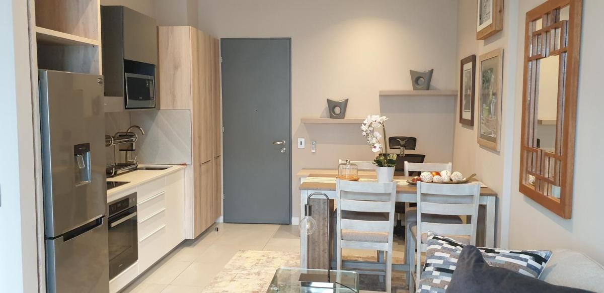 Suitetrails - Furnished, 1-bedroom, luxury apartment in Menlyn Maine