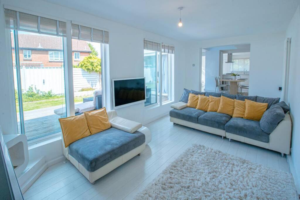 Modern Private Gated Luxury Home Getaway - Housity