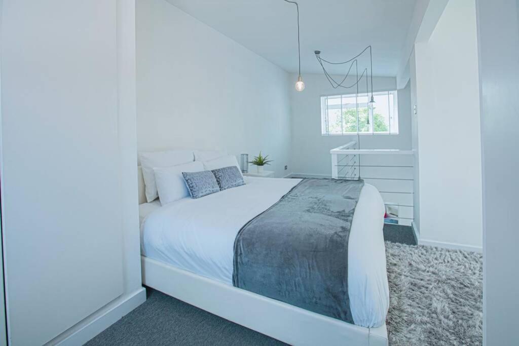 Modern Private Gated Luxury Home Getaway - Housity