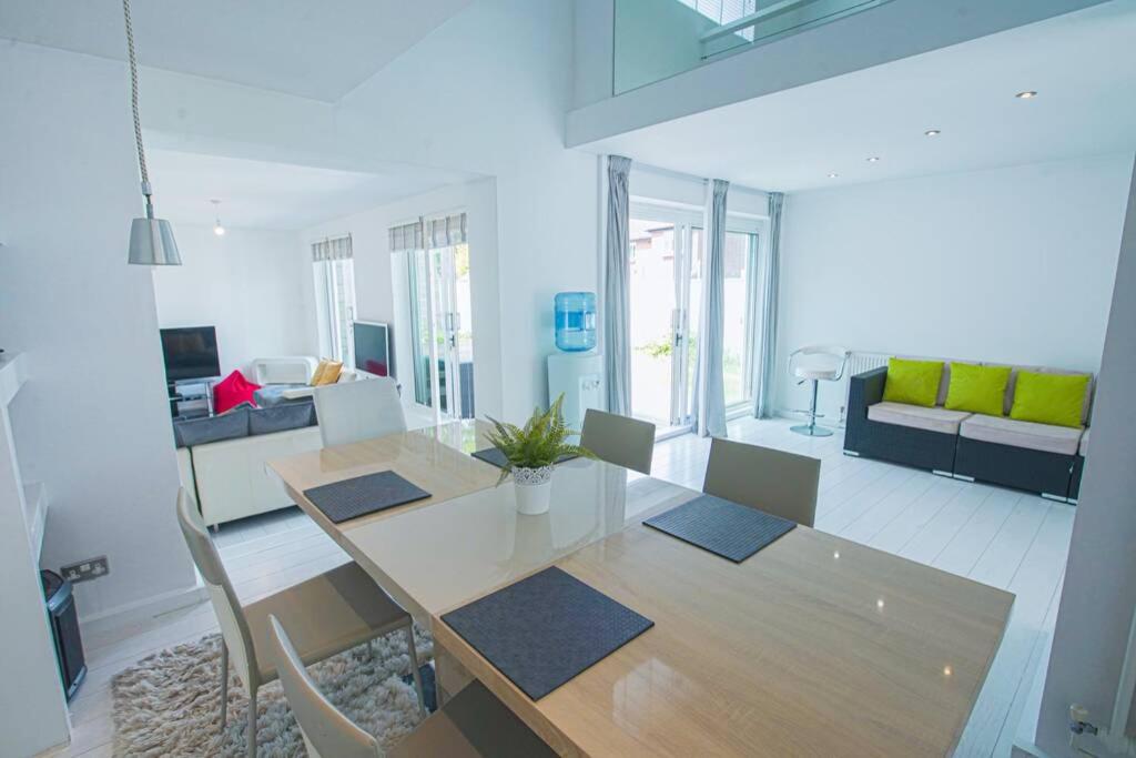 Modern Private Gated Luxury Home Getaway - Housity