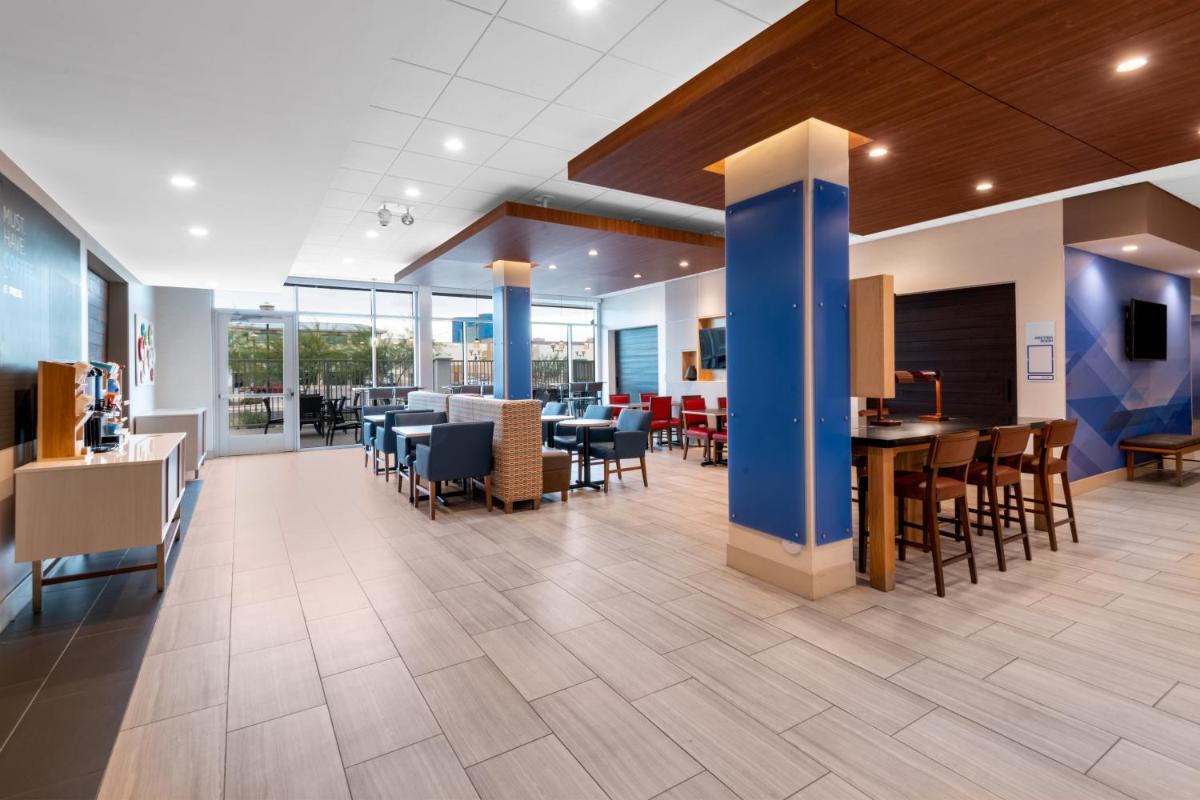 Holiday Inn Express & Suites - Phoenix - Airport North, an IHG Hotel - Housity