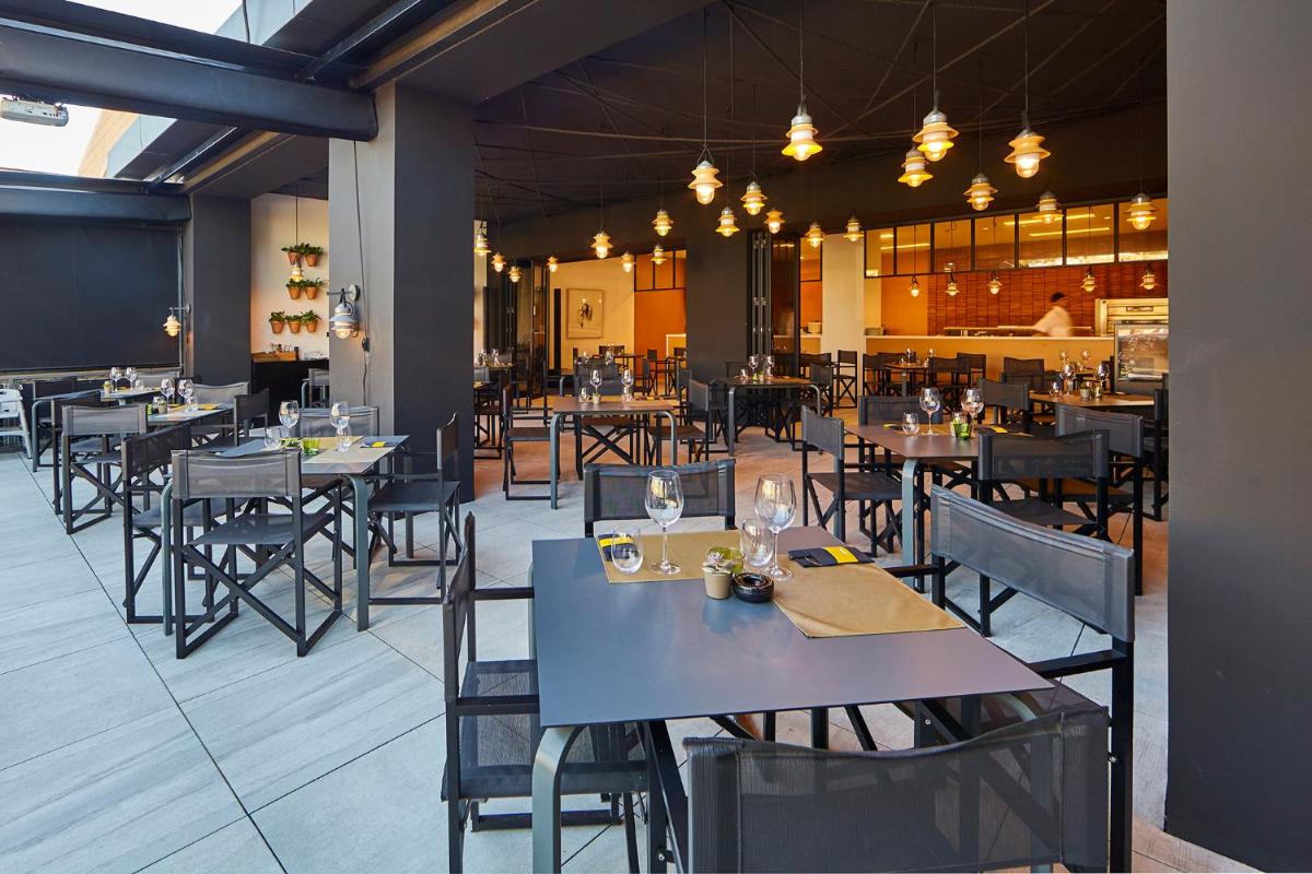 Un restaurante o sitio para comer en Prinsotel La Dorada & Spa