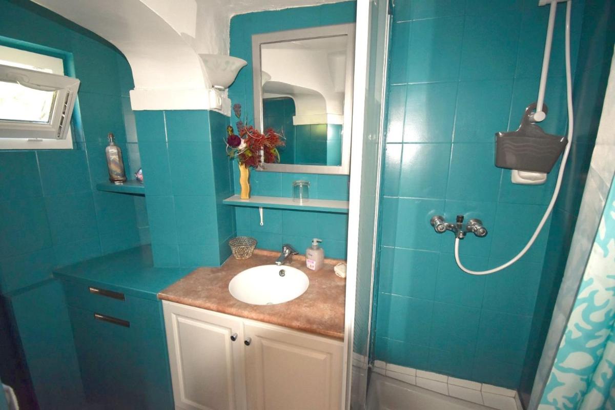 Studio climatisé et sa terrasse privée en villa - Housity