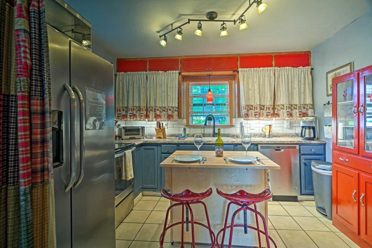 Quaint Garden City Studio with Hot Tub Pets Welcome - Housity