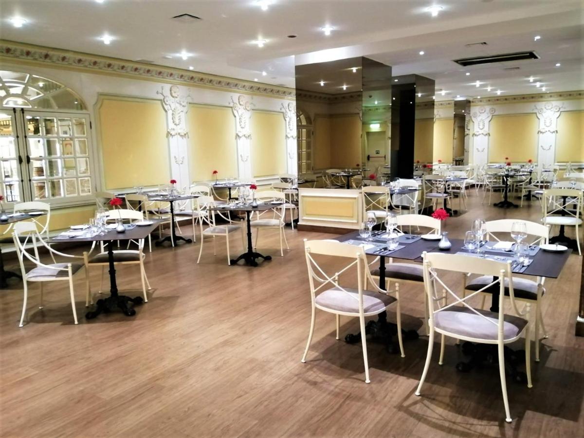 Um restaurante ou outro lugar para comer em Luna Hotel da Oura