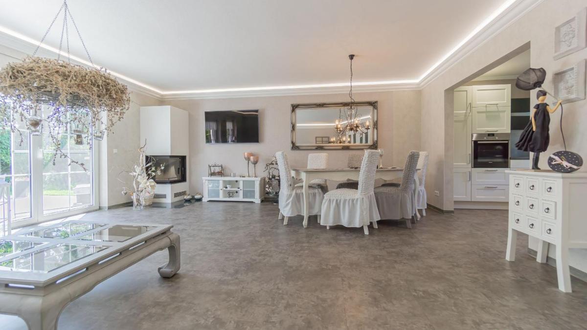 Ferienhaus Cottbus, Garage, große Sonnenterrasse, Kamin, 4 Zimmer, Ankleidezimmer - Housity