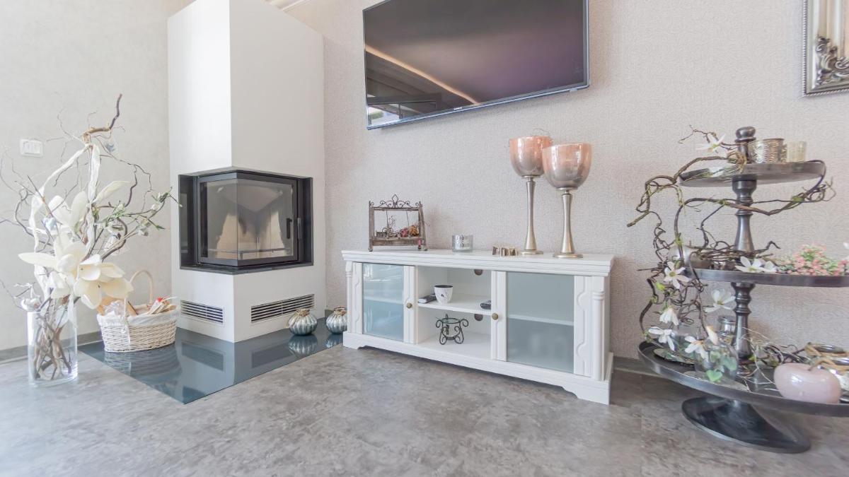 Ferienhaus Cottbus, Garage, große Sonnenterrasse, Kamin, 4 Zimmer, Ankleidezimmer - Housity
