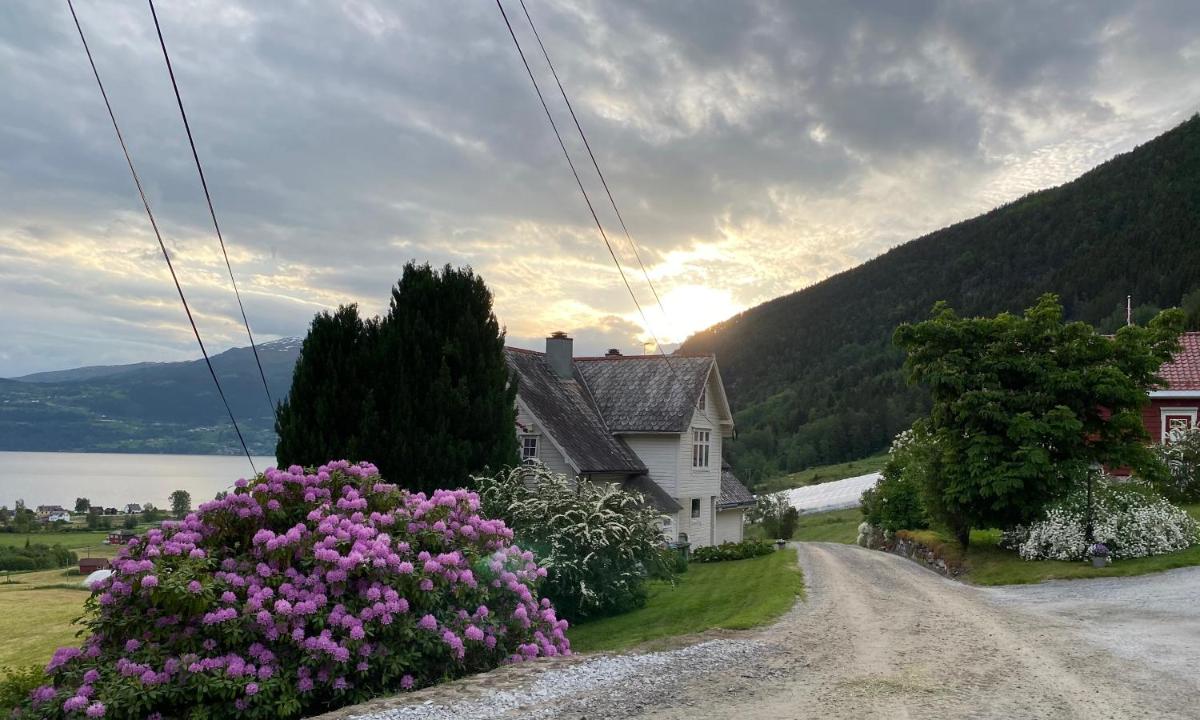 The house of Mattis in beautiful Innvik - Housity