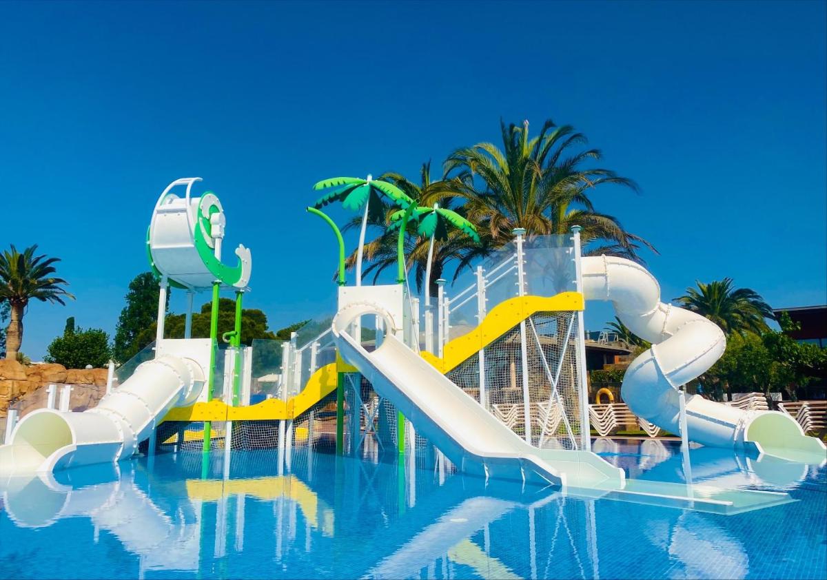 un parque acuático con un tobogán en el agua en Estival ElDorado Resort, en Cambrils