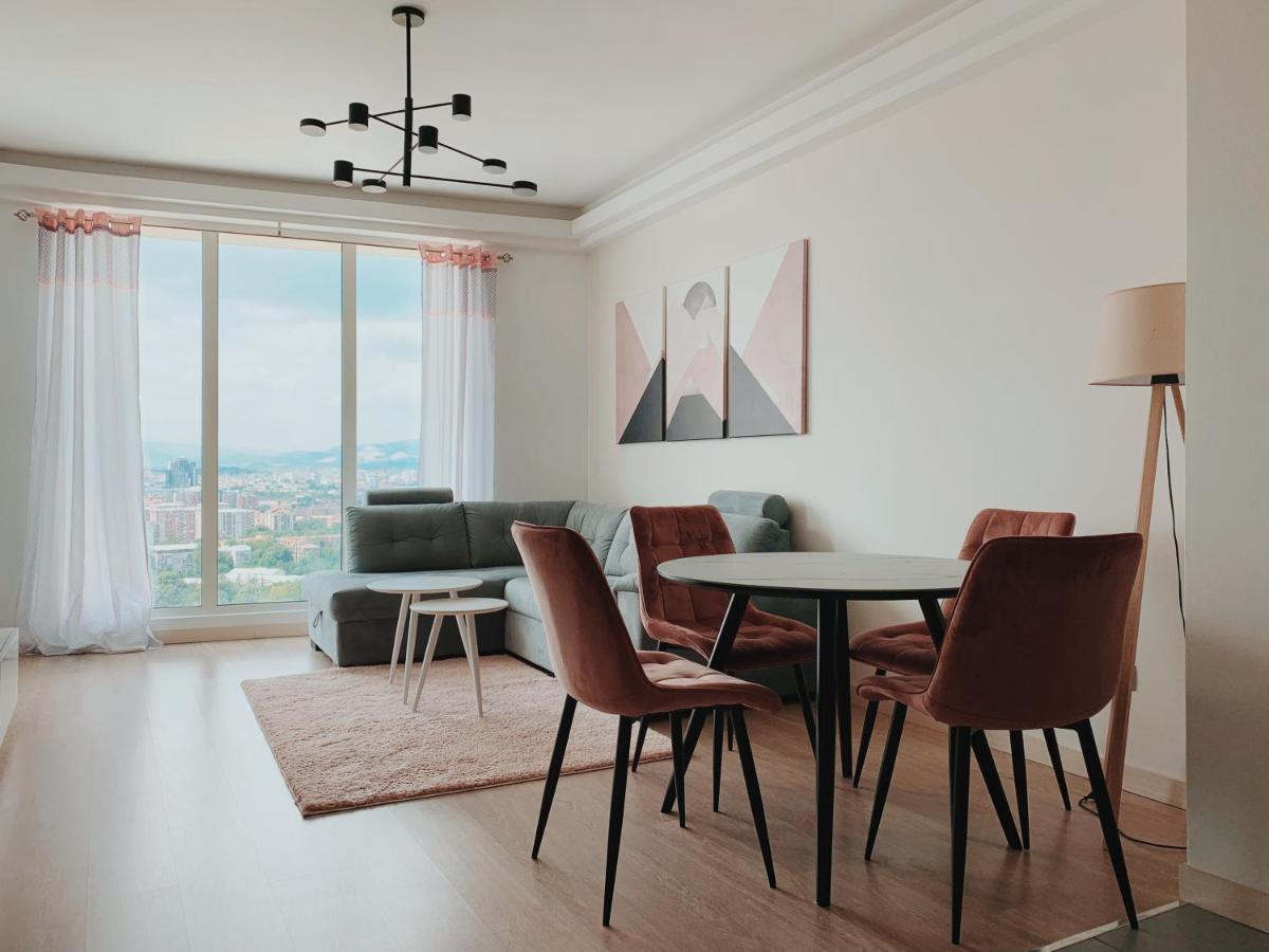 Suitetrails - Sky City View Apartment