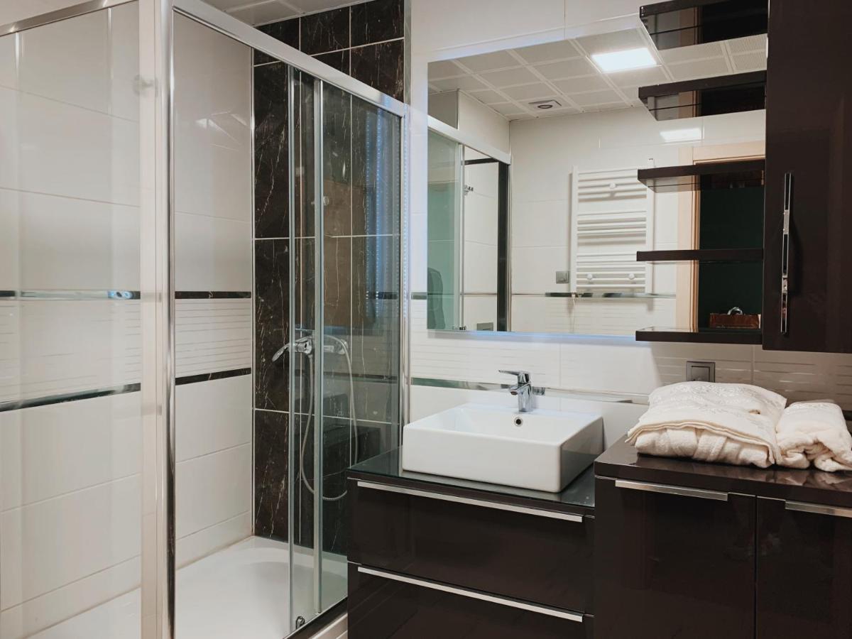 Suitetrails - Sky City View Apartment
