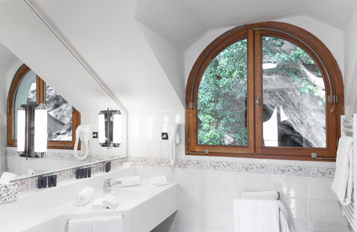 Salle de bains dans l'établissement Le Palace De Menthon