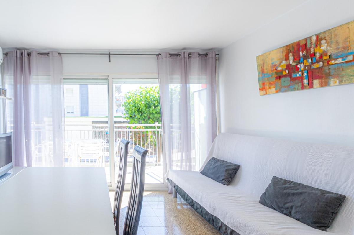 Residencial Costamar next Bcn, 50m beach with swimmingpool - Housity