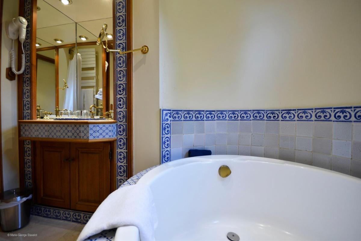 Salle de bains dans l'établissement Château de Vault de Lugny