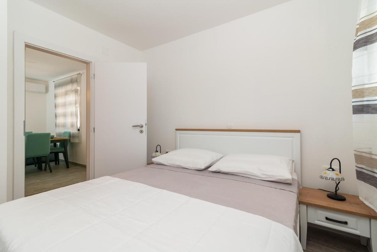 Small private house with a terrace in Trogir - Housity