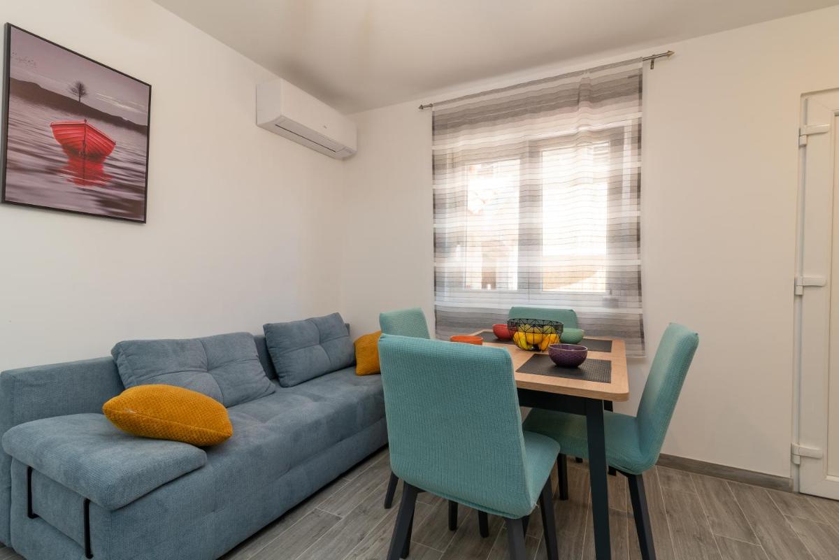 Small private house with a terrace in Trogir - Housity