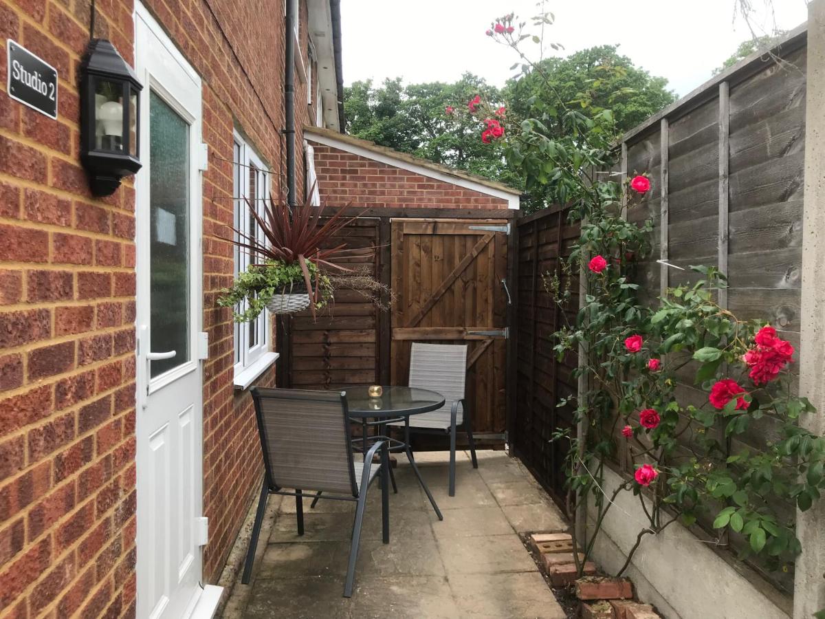 Studio-2 Staines,Heathrow, London-own entrance - Housity