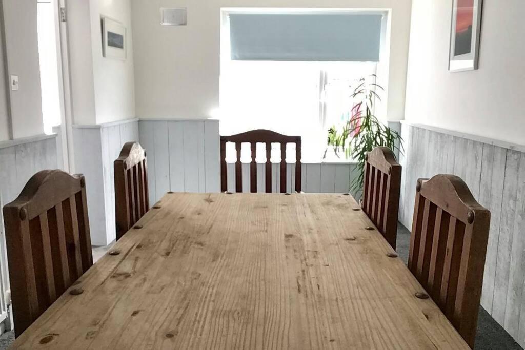 Large 5 bed 3 bath house 300 meters from beach and restaurants - Housity