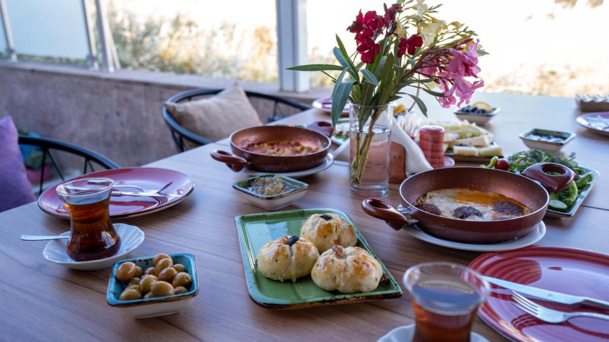 Ebruli Hotel Cunda - Housity