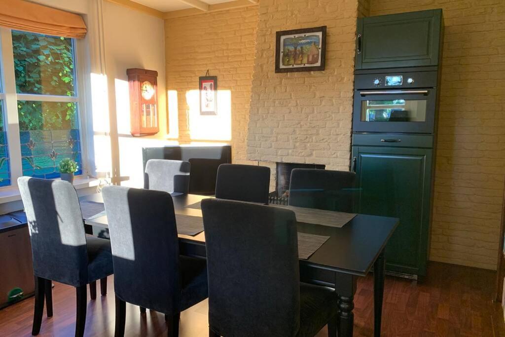 Karibu Het Voorhuis 2 tot 6 persoons luxe slaapkamers met een mooie woonkeuken - Housity