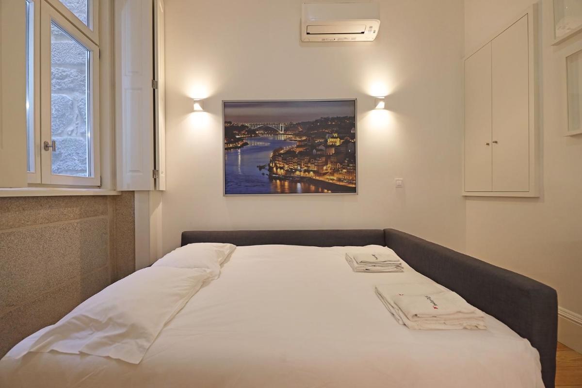 FLH Porto Traditional Studio with Terrace - Housity