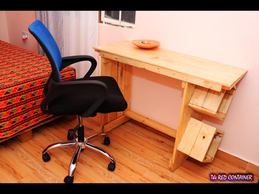 The Red Container-Off Grid - Housity