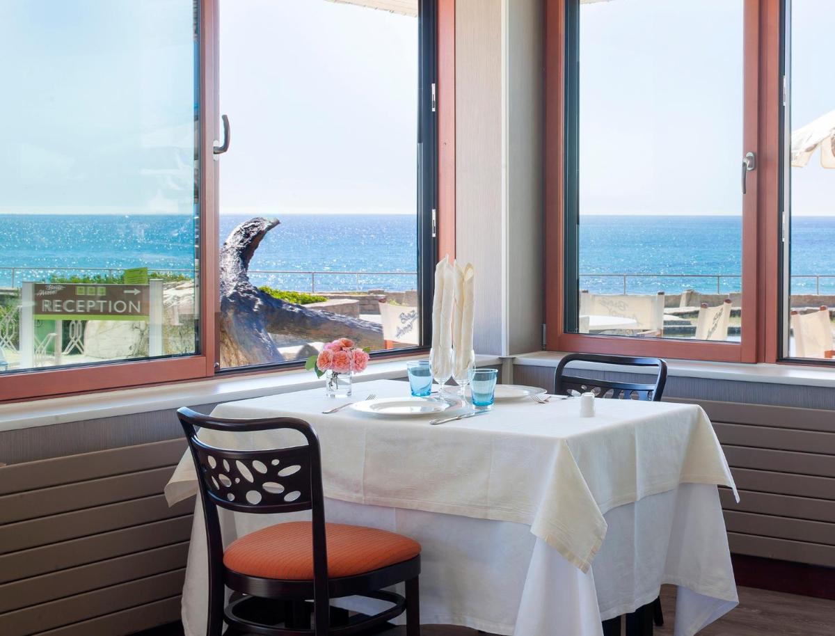 Vue générale sur la mer ou vue sur la mer prise depuis l'hôtel