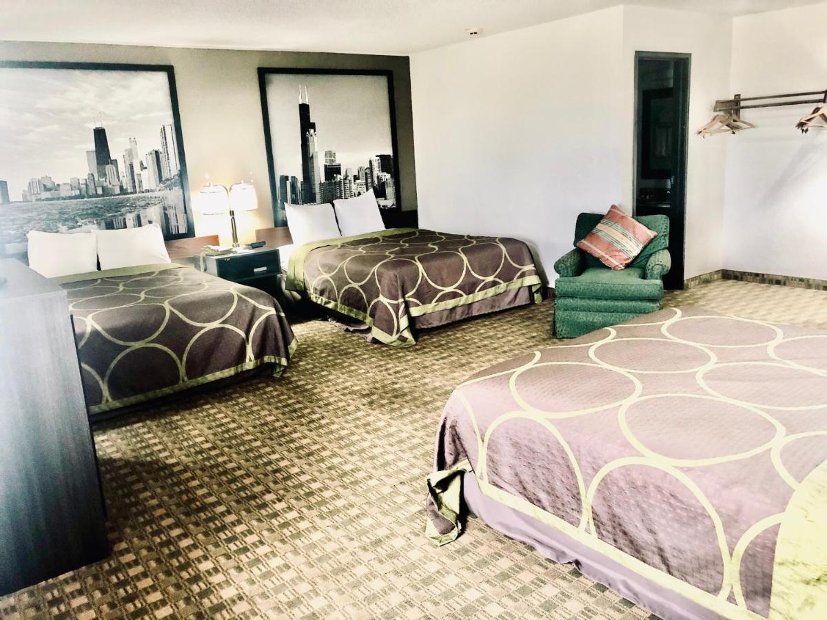 Super 8 by Wyndham Peru Starved Rock State Park - Housity