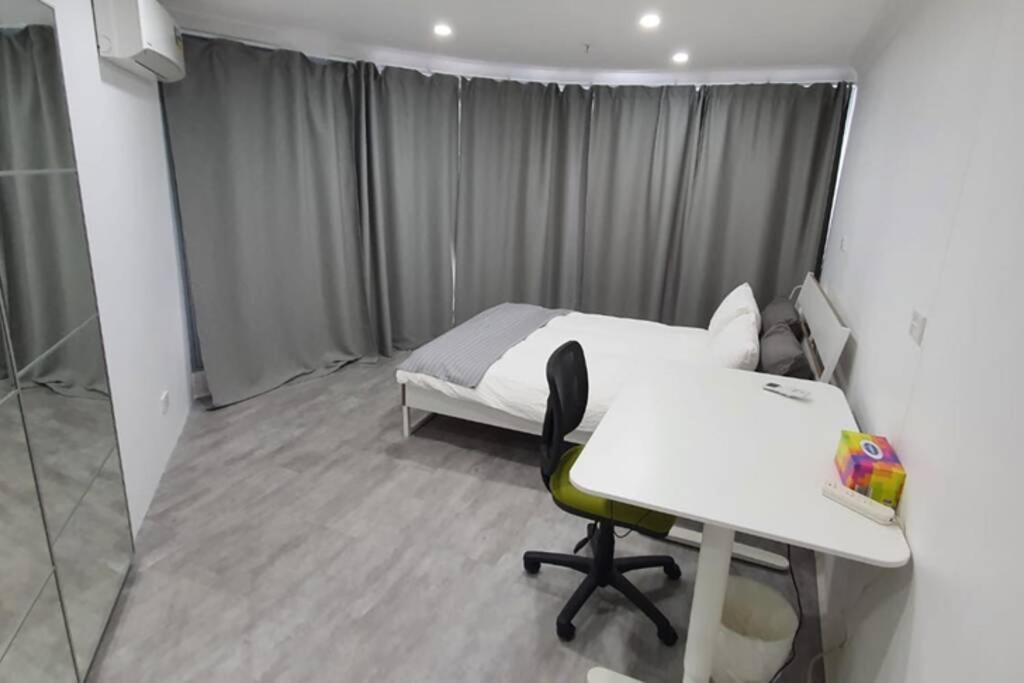 Dana-Spacious Private Room in Shared 2-Bedroom Apartment-1 - Housity