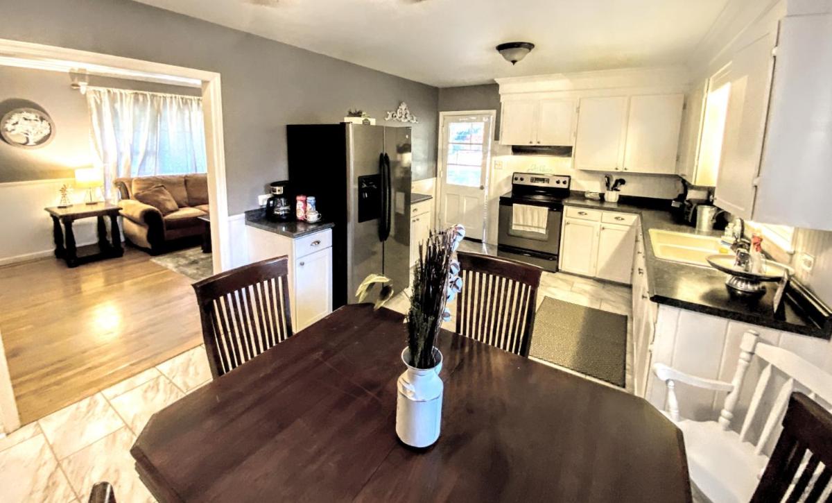 The Hidden Wooded Ranch - Close to LU, Downtown and U of Lynchburg - 3BD-1BA - Housity