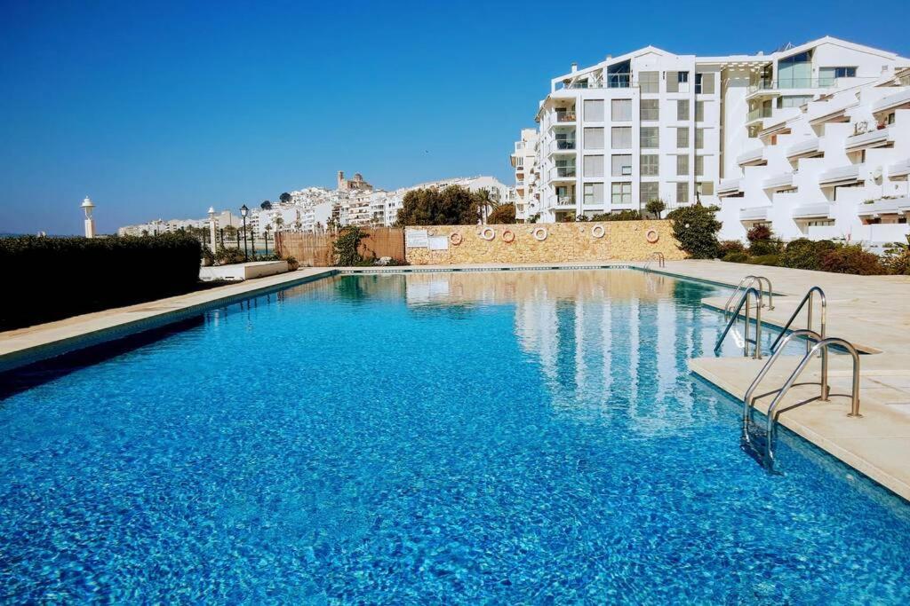 Beachfront Apt! AC - Pool - Parking - Housity