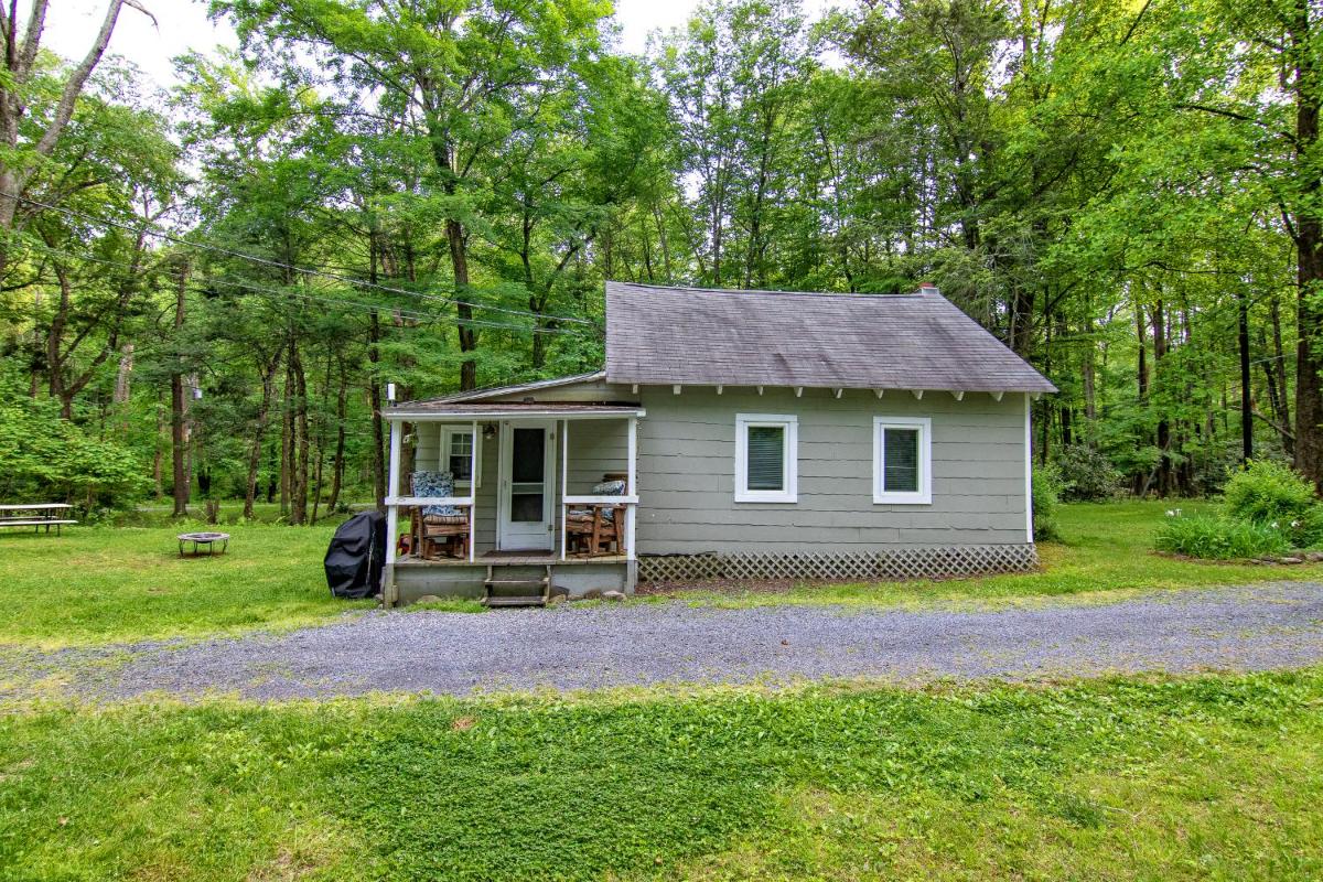 Camelback cottage - on ONE ACRE & near local attractions - Housity
