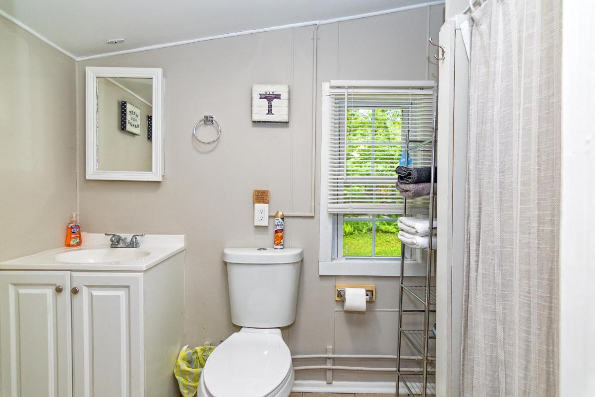 Camelback cottage - on ONE ACRE & near local attractions - Housity