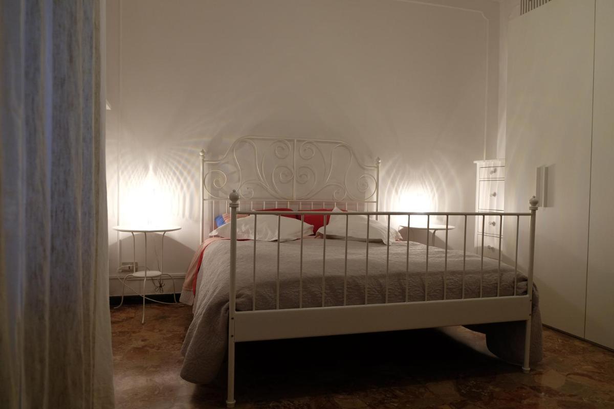 Spaziosa Matrimoniale nel centro di Modena - Housity