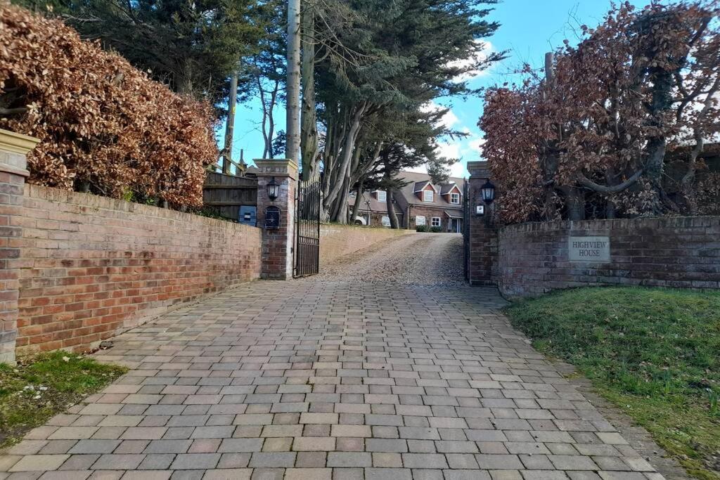 THE CLOCKHOUSE, ROuGHTON - Housity