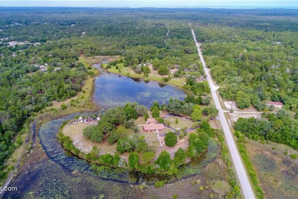 Lakefront house on private peninsula in Weeki Wachi near springs Nature Fishing - Housity