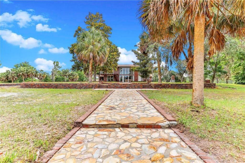 Lakefront house on private peninsula in Weeki Wachi near springs Nature Fishing - Housity