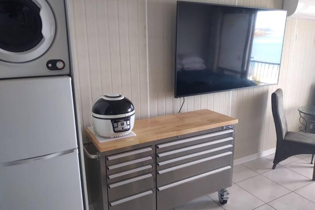 Yeppoon condo on top floor with beach views - Housity