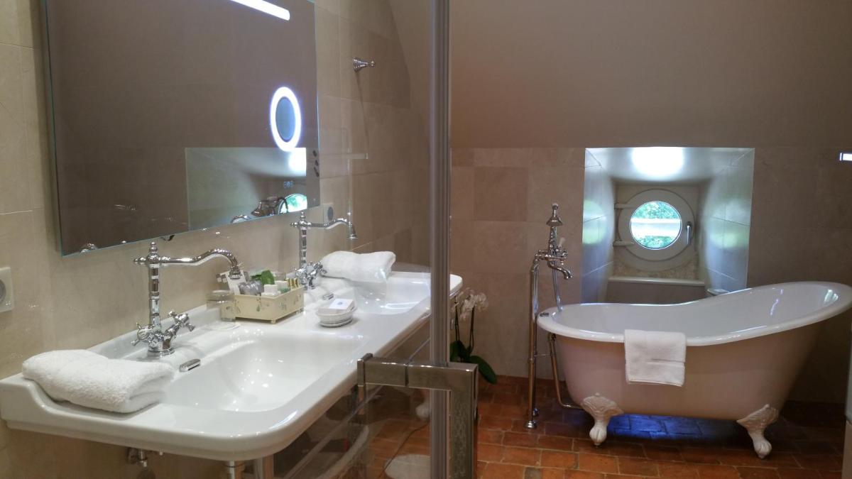 Salle de bains dans l'établissement Château de Vault de Lugny