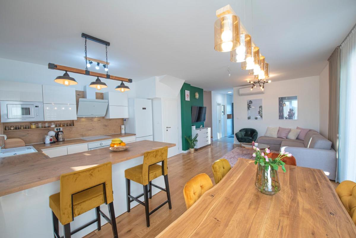 Sunny Bo Villa with a heated pool and rooftop jacuzzi - Housity