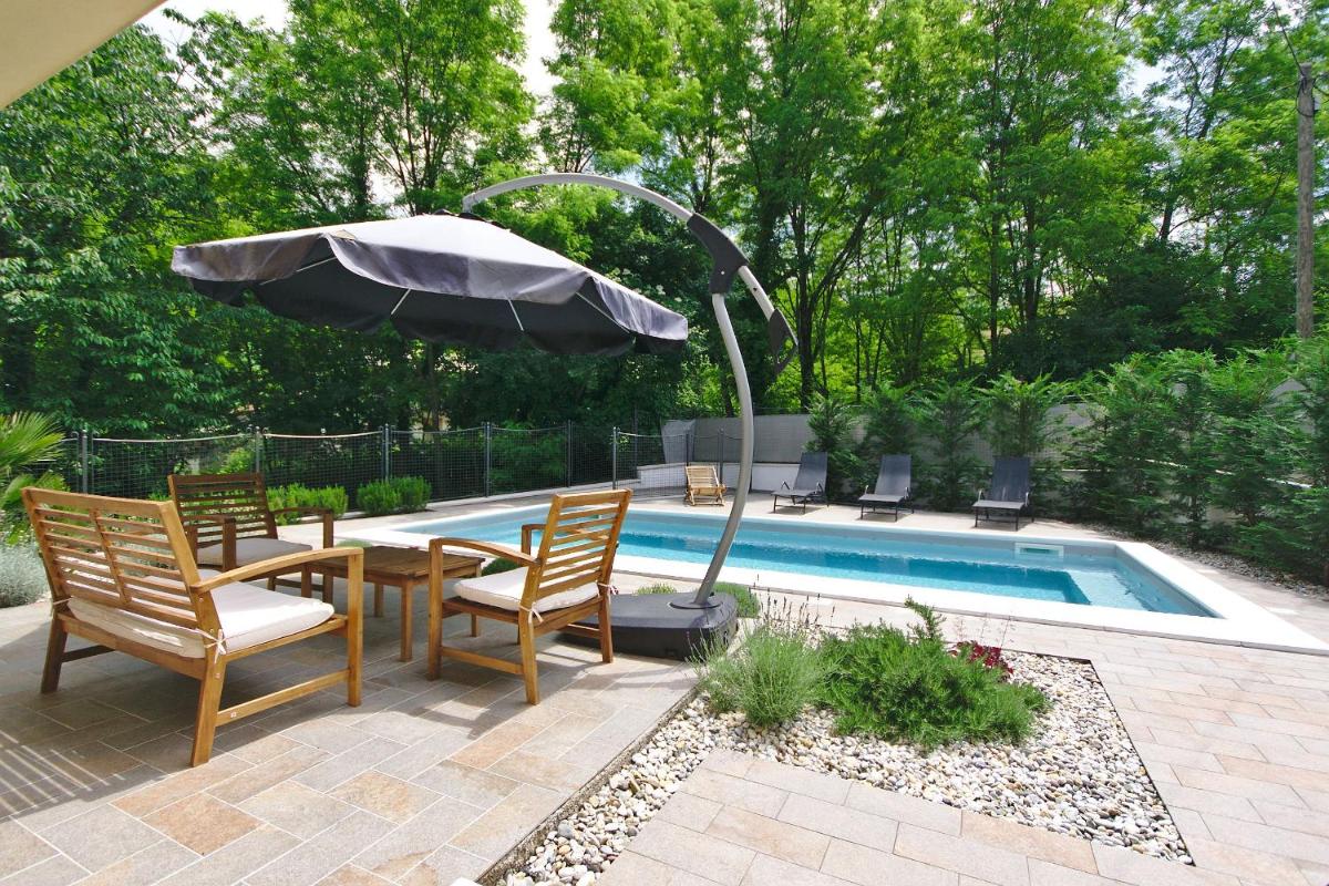 Holiday House with Pool - Housity