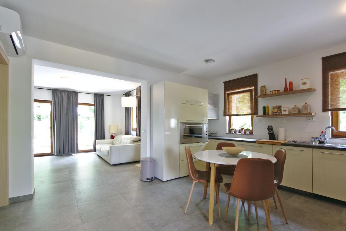 Holiday House with Pool - Housity