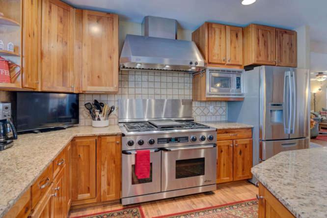 Colorado Lodge, Barn & Picnics - Large Family Home with Barn Venue - Housity