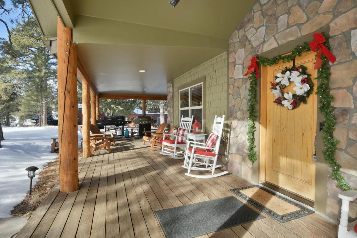 Colorado Lodge, Barn & Picnics - Large Family Home with Barn Venue - Housity