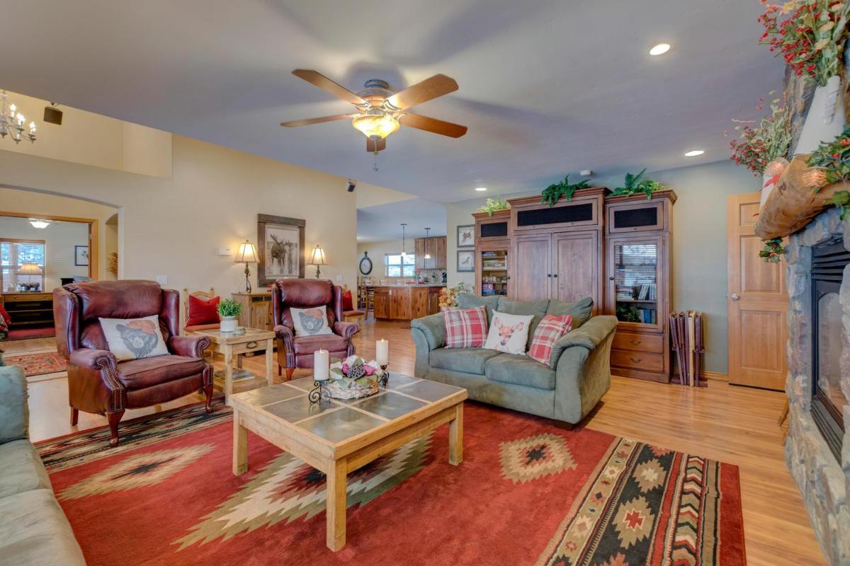 Colorado Lodge, Barn & Picnics - Large Family Home with Barn Venue - Housity