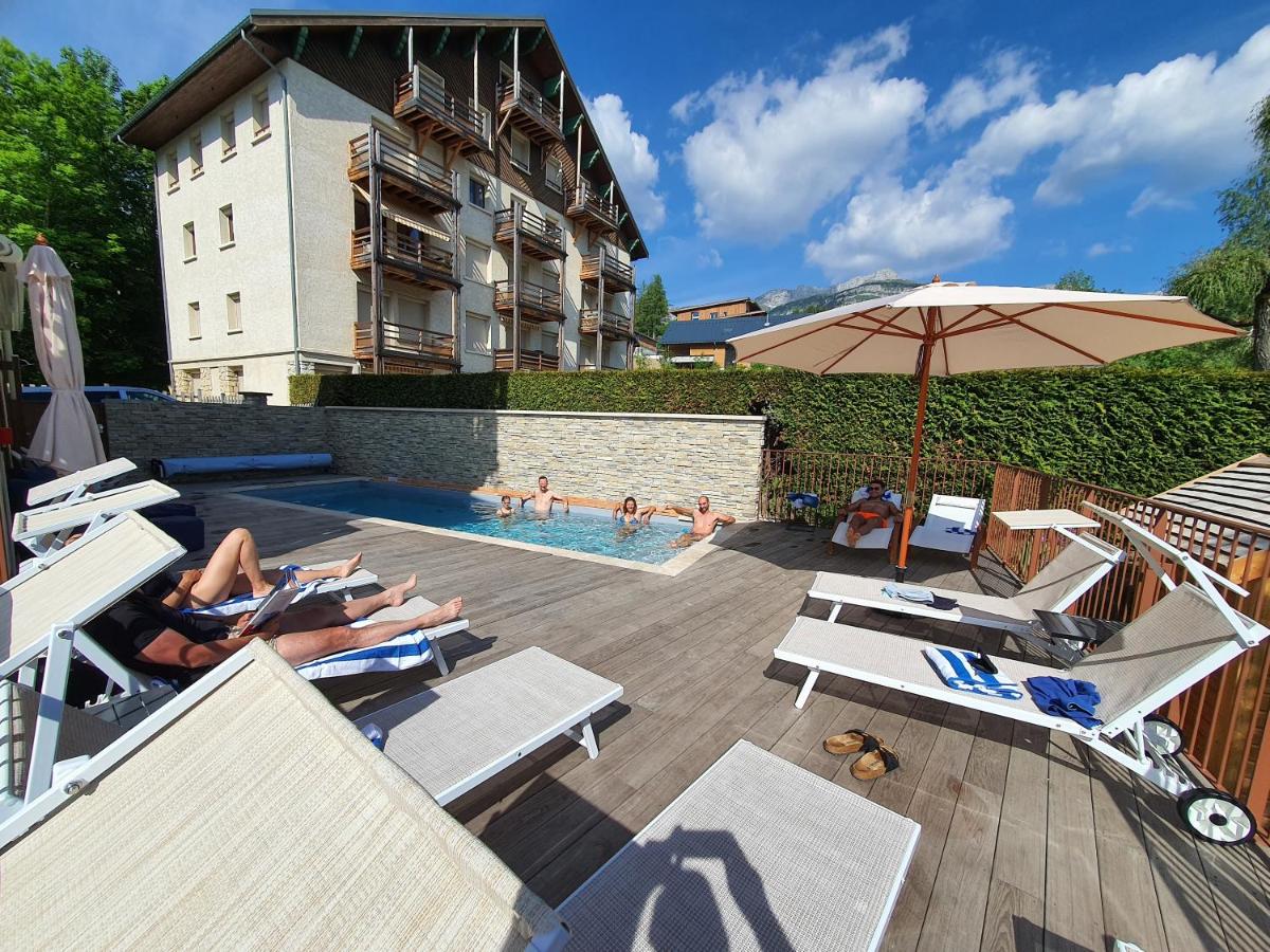 - un groupe de personnes sur des chaises longues au bord de la piscine dans l'établissement Joy Villard de Lans, à Villard-de-Lans