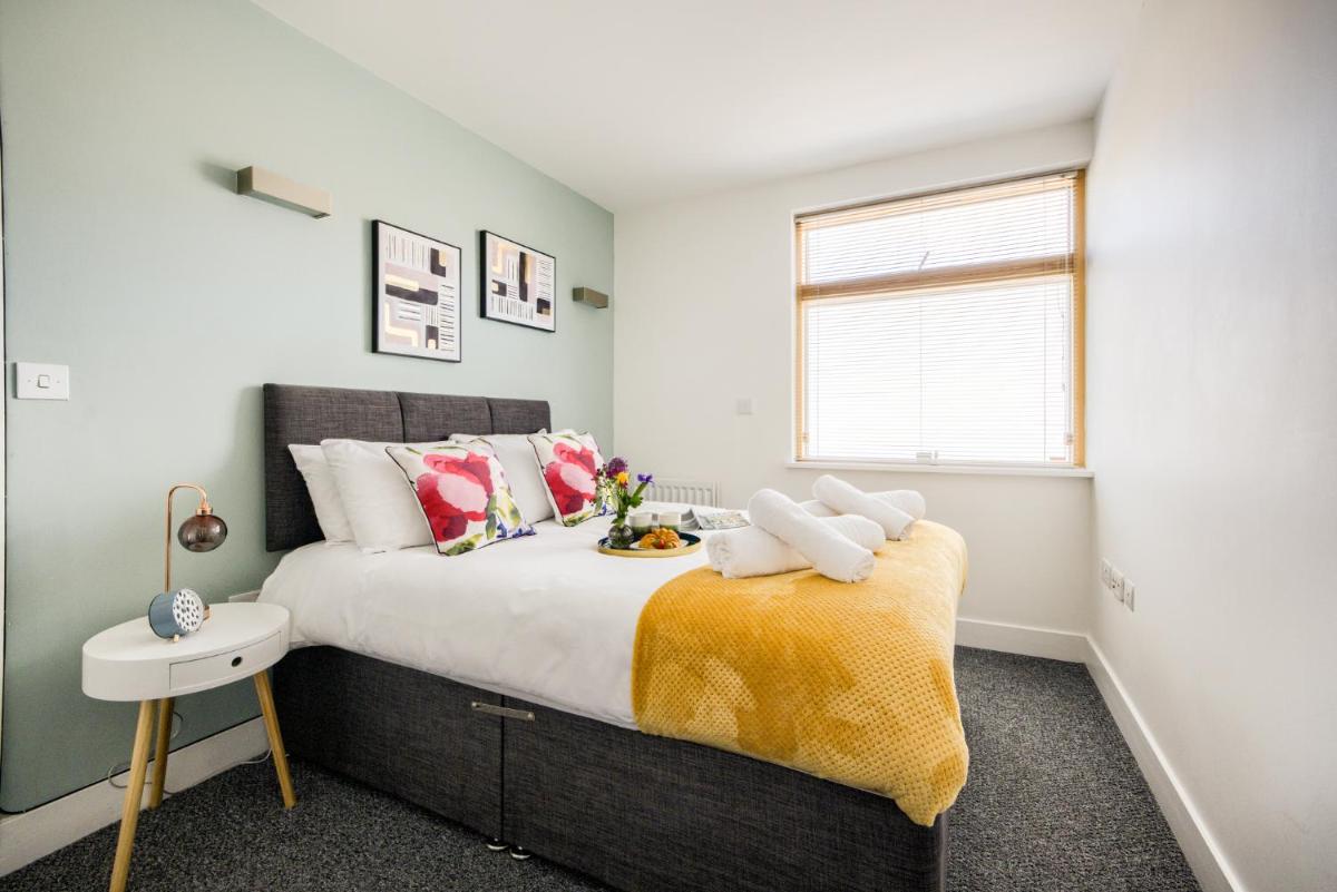 Coventry Luxury Townhouse City Centre Private Parking Sleeps 9 by EMPOWER HOMES - Housity