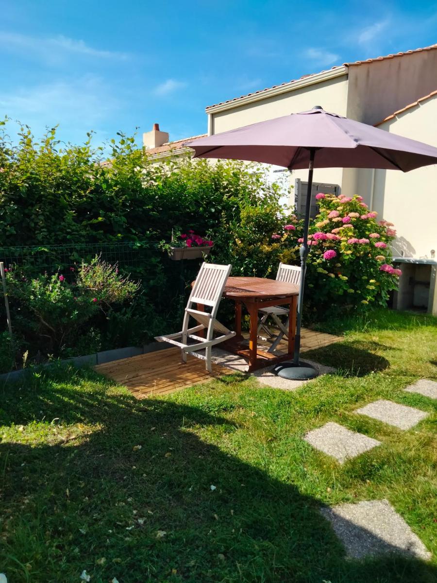 15mn à pied OCÉAN STUDIO avec Vrai lit LINGE FOURNI JARDIN - Housity