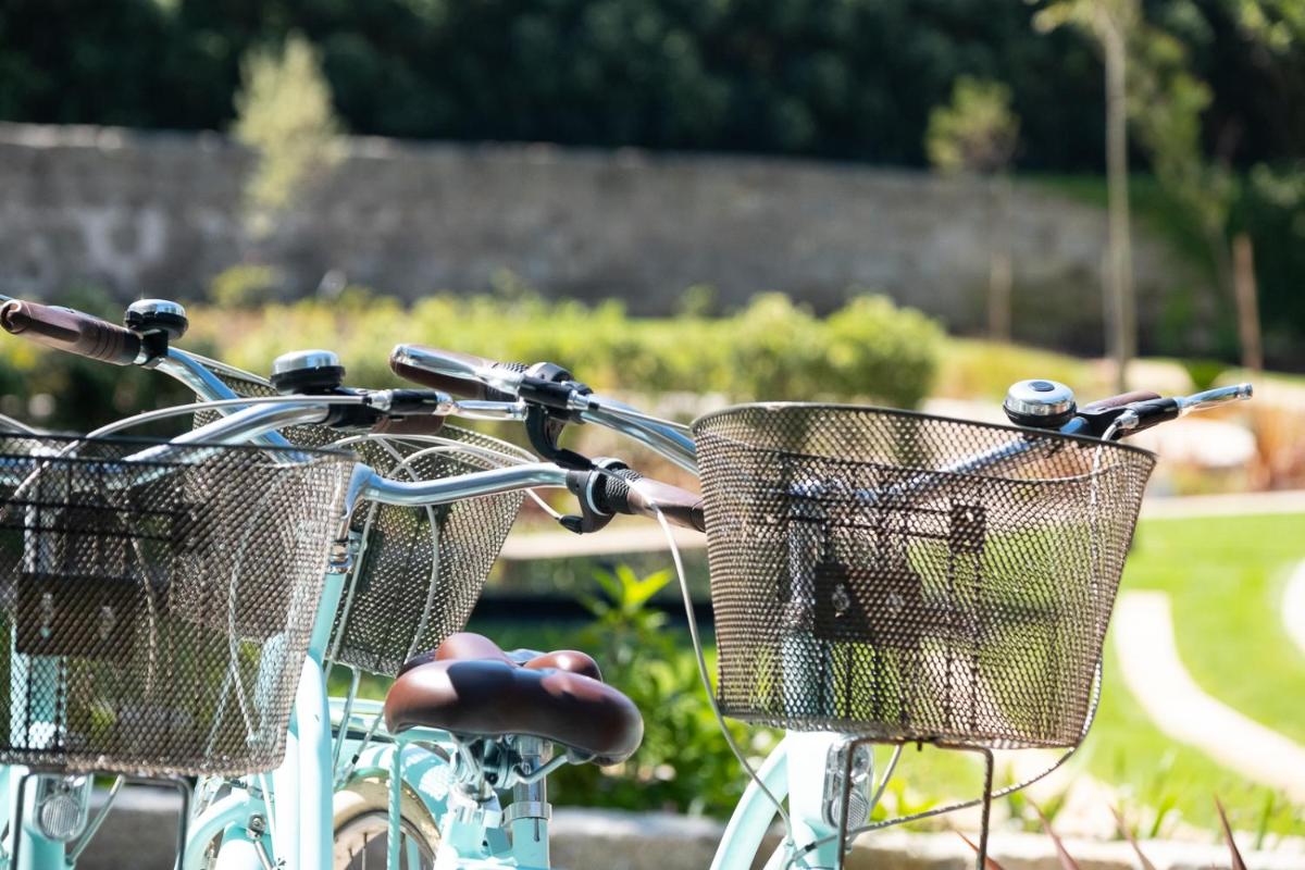 Um jardim no exterior de Vila Foz Hotel & SPA - member of Design Hotels