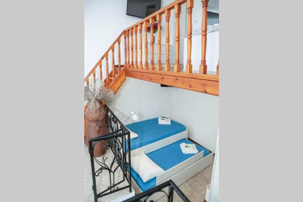 Seaside Family house with playground - El Zachos - Housity